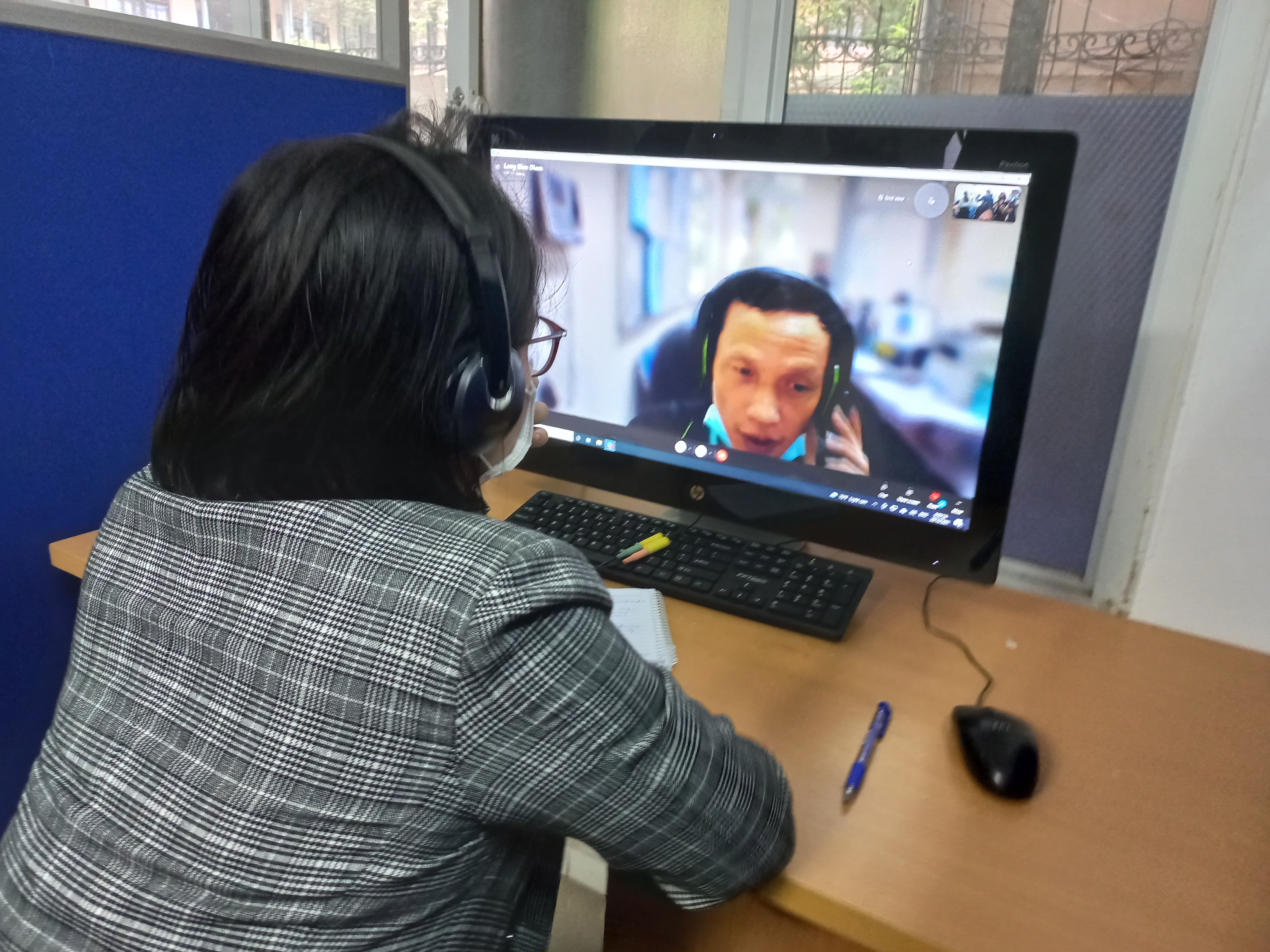 Người lao động tại các tỉnh, thành phố được kết nối từ các điểm sàn để phỏng vấn. Ảnh - Nhật Dương. 