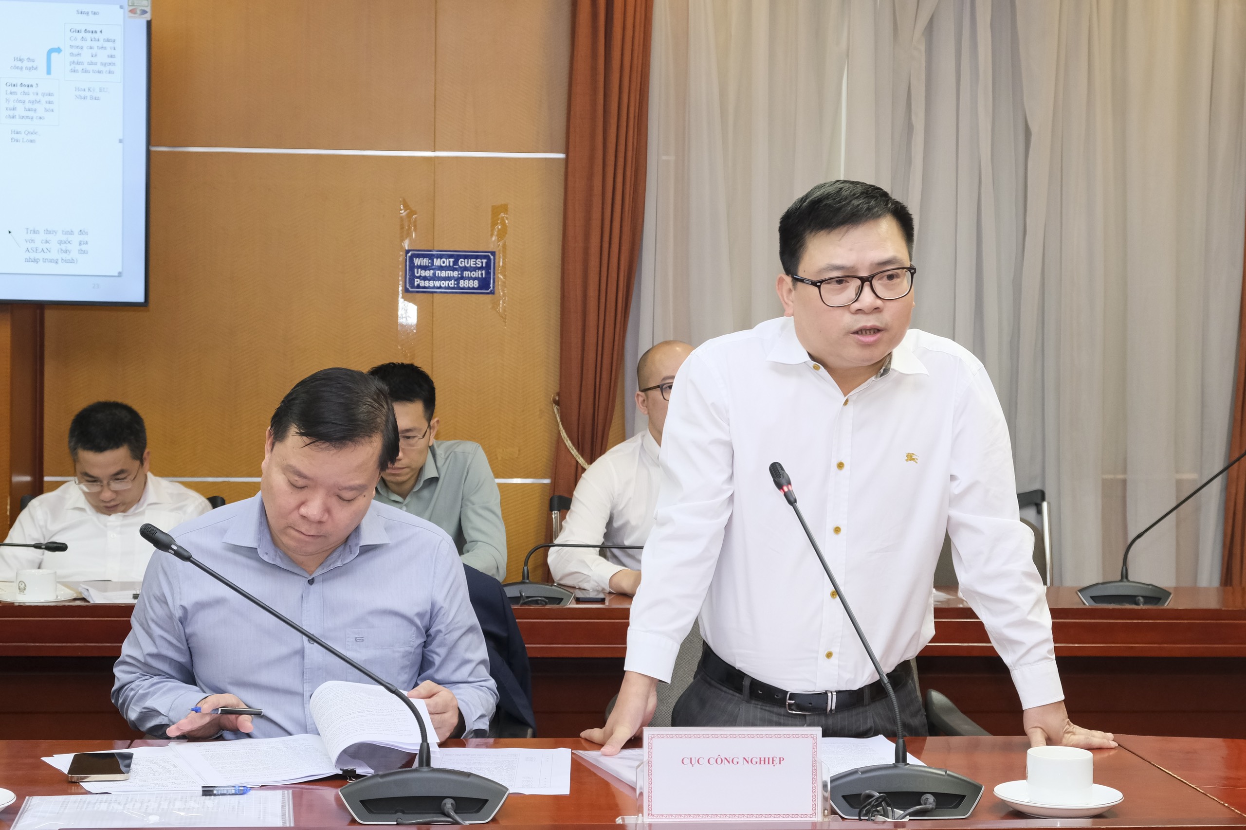 &Ocirc;ng Trương Thanh Ho&agrave;i - Cục trưởng Cục c&ocirc;ng nghiệp b&aacute;o c&aacute;o tại buổi l&agrave;m việc.