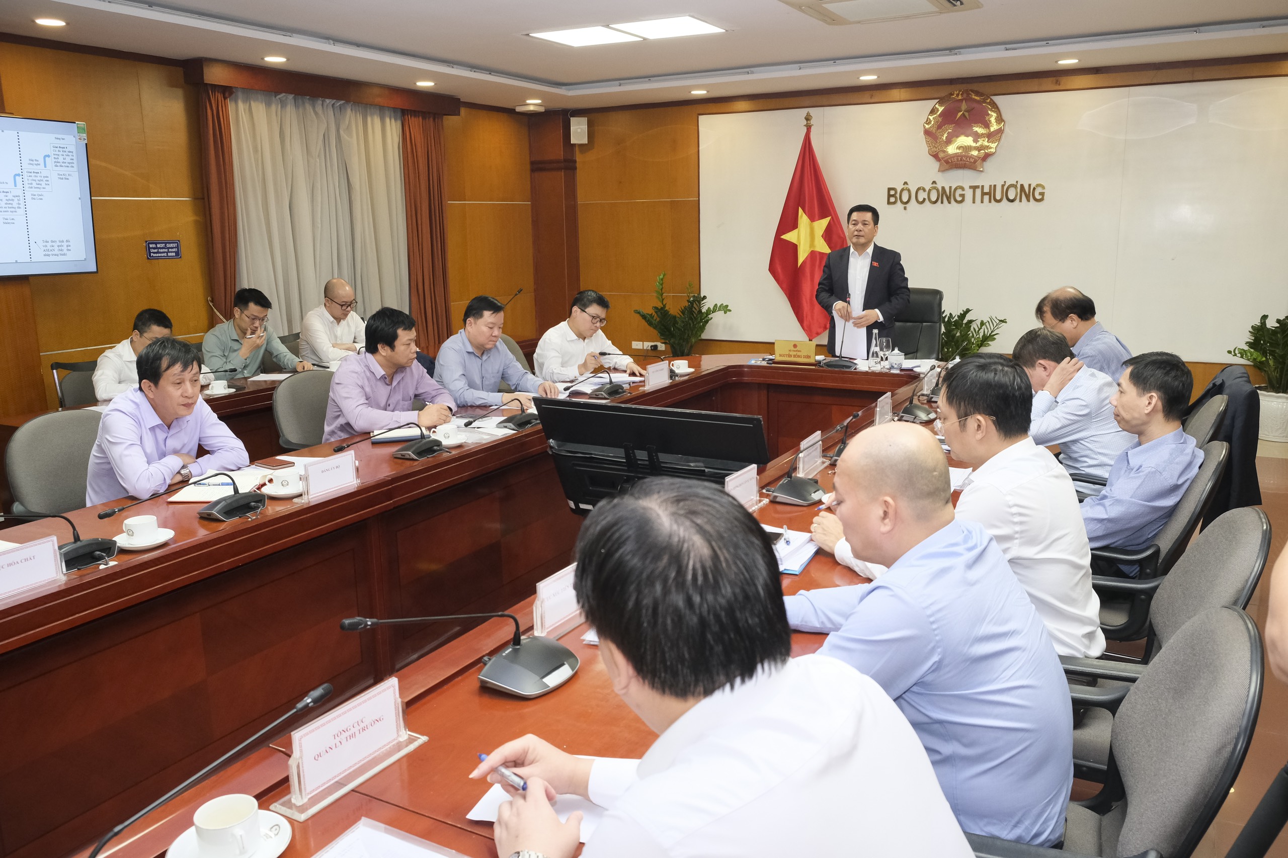 Bộ trưởng Bộ Công Thương Nguyễn Hồng Diên tại buổi làm việc với Cục Công nghiệp. 