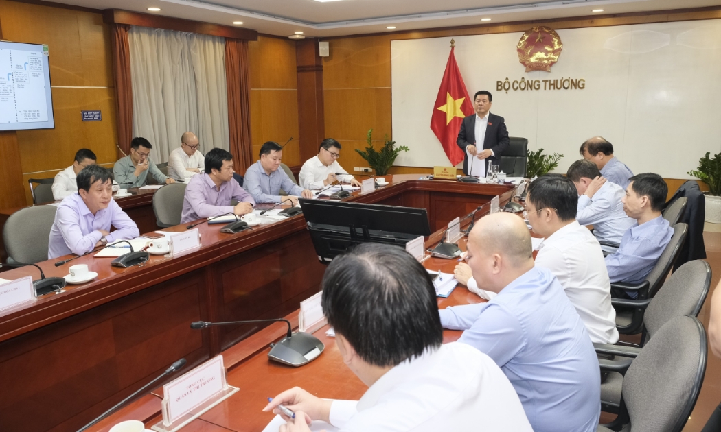 Bộ trưởng Bộ Công Thương Nguyễn Hồng Diên tại buổi làm việc với Cục Công nghiệp.