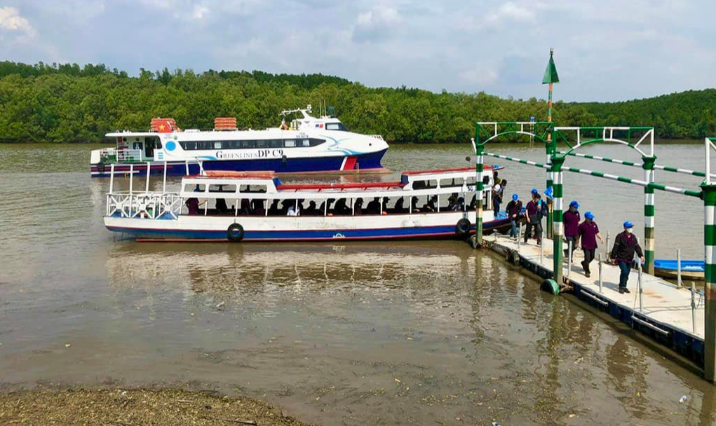 Du lịch đường sông là một trong những sản phẩm du lịch có tính an toàn và hấp dẫn cao không chỉ ở đích đến mà còn trên cả hành trình.