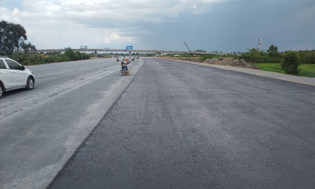 Cao tốc Trung Lương - Mỹ Thuận: Doanh nghiệp dự án đang thi công 10 km phần còn lại để kịp hoàn thành vào cuối tháng 11/2021.