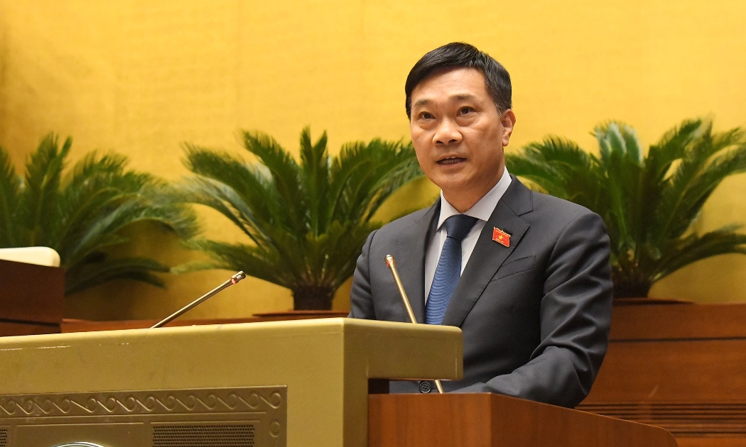 Chủ nhiệm Ủy ban Kinh tế Vũ Hồng Thanh trình bày báo cáo thẩm tra tại phiên họp - Ảnh: Quochoi.vn