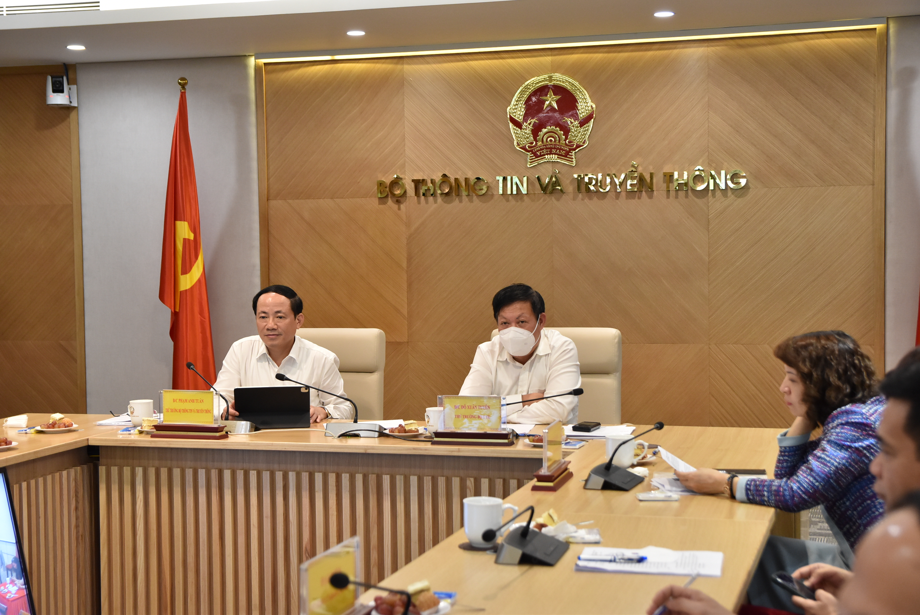 Thứ trưởng Bộ Y tế Đỗ Xuân Tuyên (thứ 2 từ trái sang) - Ảnh: Q.Lộc