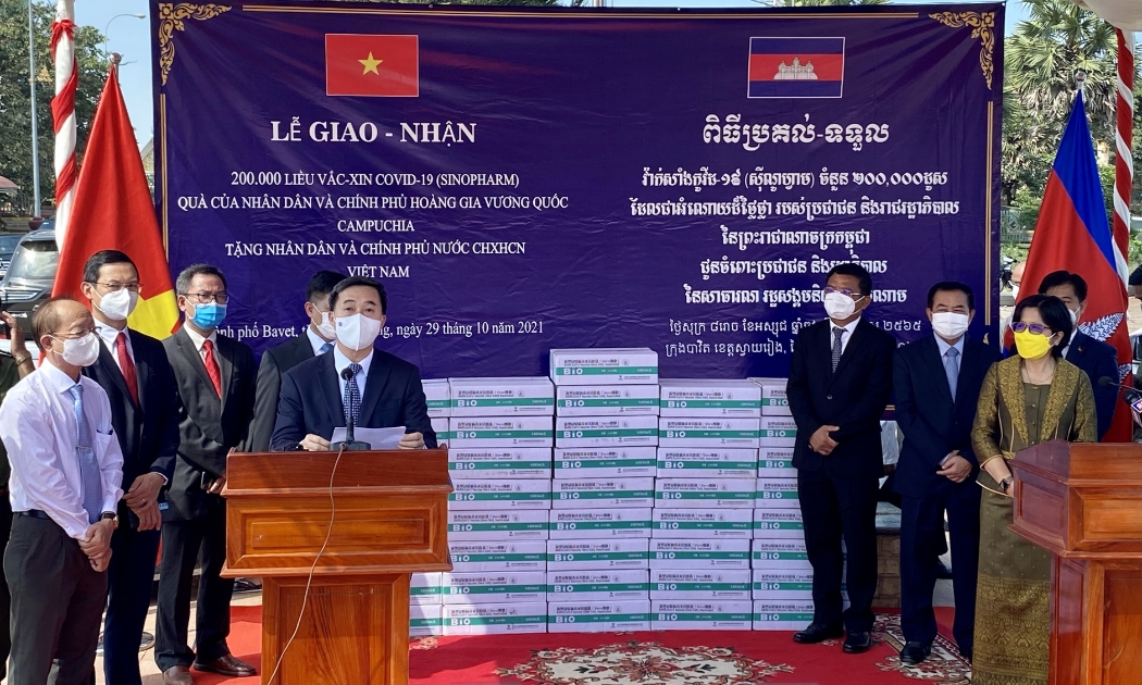 Lễ bàn giao vaccine của Campuchia cho Việt Nam. Ảnh - Bộ Ngoại giao. 