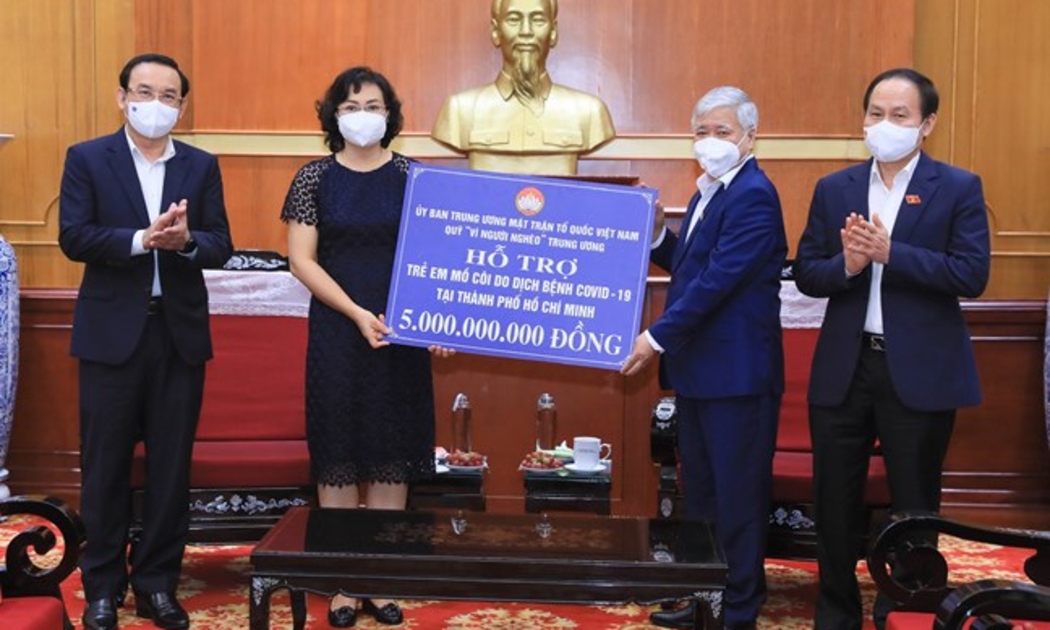 Chủ tịch Uỷ ban Trung ương Mặt trận Tổ quốc Việt Nam Đỗ Văn Chiến trao số tiền 5 tỷ đồng hỗ trợ trẻ em mồ côi do dịch bệnh Covid-19 tại TP.HCM. Ảnh - Quang Vinh.