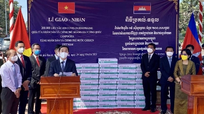 Vietnam receives 200,000 vaccine doses from Cambodia