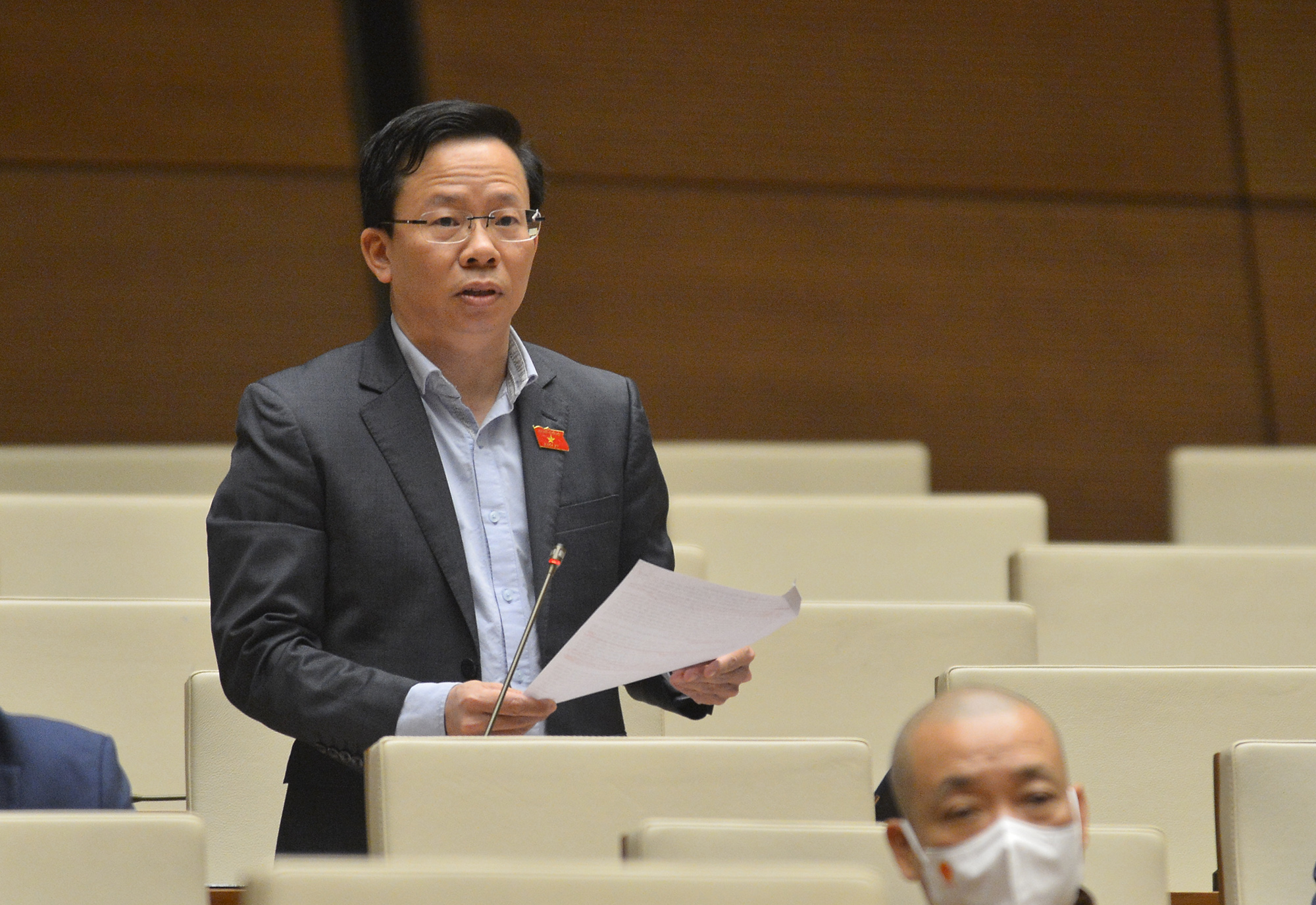 Đại biểu L&ecirc; Minh Nam (đo&agrave;n Hậu Giang) thảo luận tại hội trường Di&ecirc;n Hồng - Ảnh: Quochoi.vn