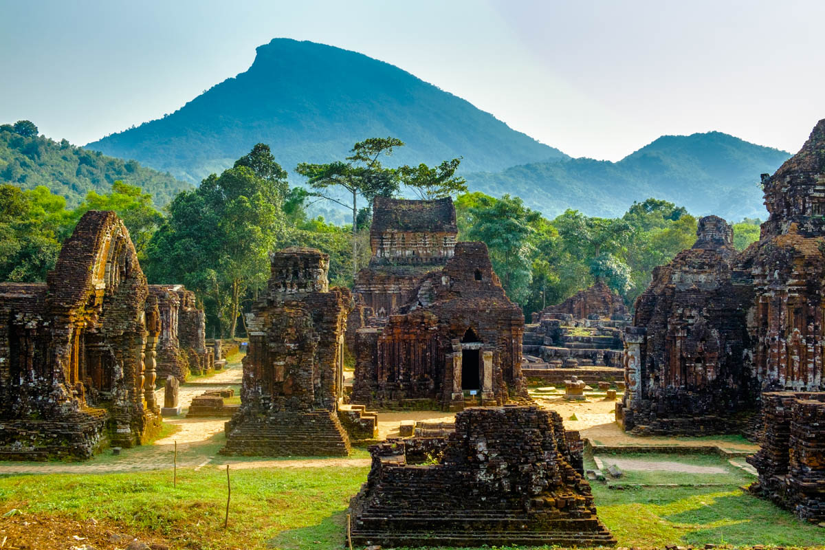 Phố cổ Hội An và Khu đền tháp Mỹ Sơn được lựa chọn để thí điểm đón khách quốc tế trong giai đoạn đầu.