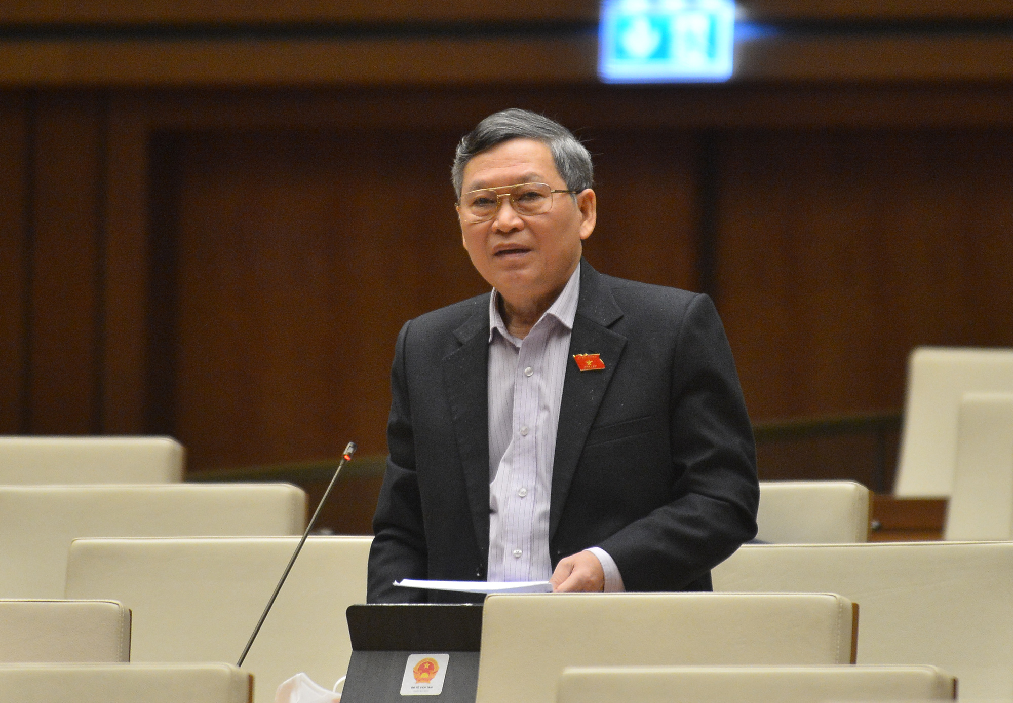 Đại biểu T&ocirc; Văn T&aacute;m (đo&agrave;n Kon Tum), thảo luận tại hội trường Di&ecirc;n Hồng - Ảnh: Quochoi.vn