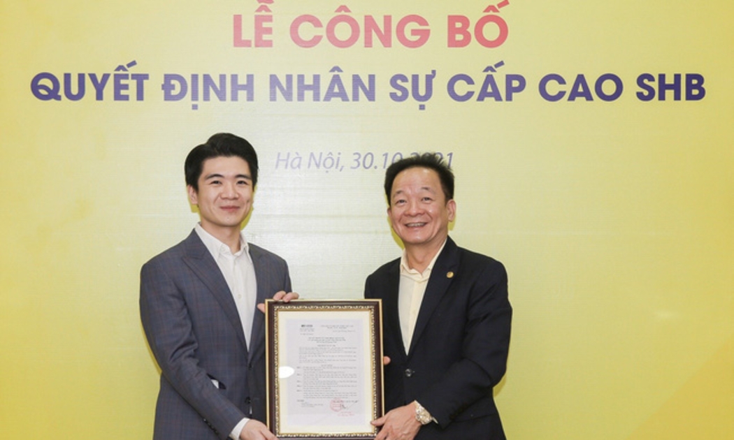 Ông Đỗ Quang Vinh (trái) nhận quyết định giữ chức Phó Tổng Giám đốc ngân hàng SHB