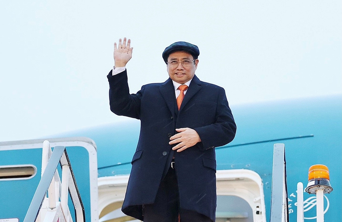 Sáng 31/10 (theo giờ địa phương), Thủ tướng Phạm Minh Chính và Đoàn cấp cao Việt Nam tới sân bay Prestwick (Scotland). Ảnh: TTXVN.