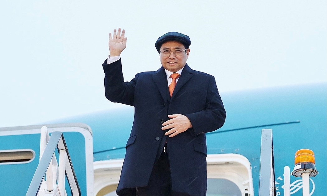 Sáng 31/10 (theo giờ địa phương), Thủ tướng Phạm Minh Chính và Đoàn cấp cao Việt Nam tới sân bay Prestwick (Scotland). Ảnh: TTXVN.