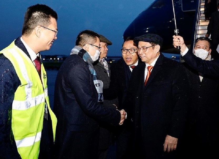 Đón Thủ tướng Phạm Minh Chính và Đoàn cấp cao Việt Nam tại sân bay có đại diện Chính phủ Anh, Đại sứ Việt Nam tại Vương quốc Anh. Ảnh: TTXVN