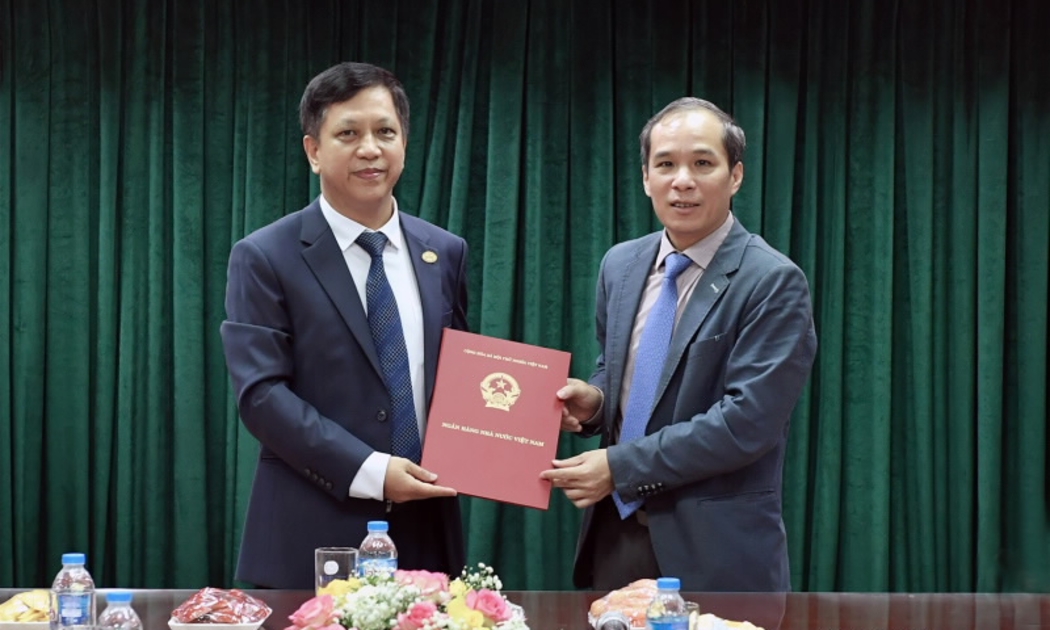 Phó Thống đốc Đoàn Thái Sơn (phải) trao quyết định bổ nhiệm cho ông Đào Xuân Tuấn (trái)