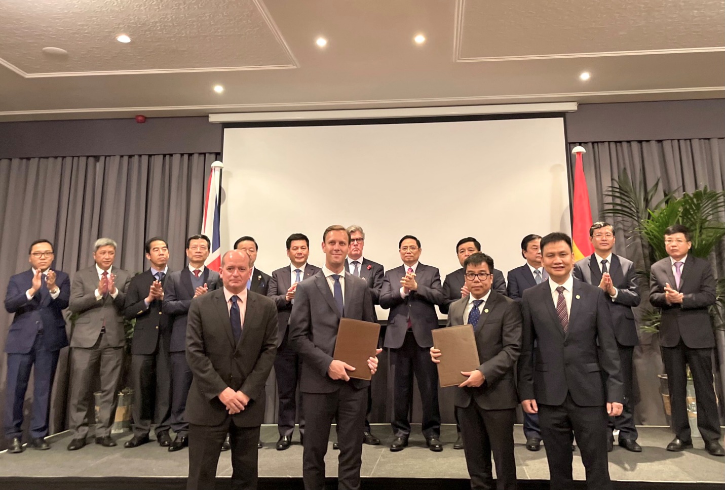 Đại diện BCG Energy và Siemens Gamesa Renewable Energy cùng trao thỏa thuận hợp tác dưới sự chứng kiến của Thủ tướng Phạm Minh Chính và các đại biểu.