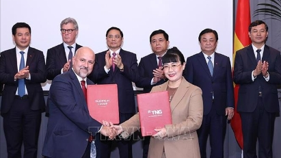 PM witnesses signing of Vietnam-UK cooperation agreements
