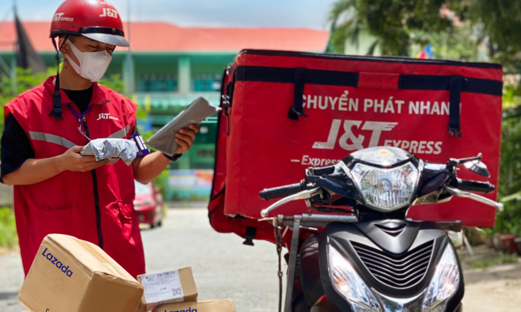 Shipper J&T Express giao nhận hàng hóa mùa sale.