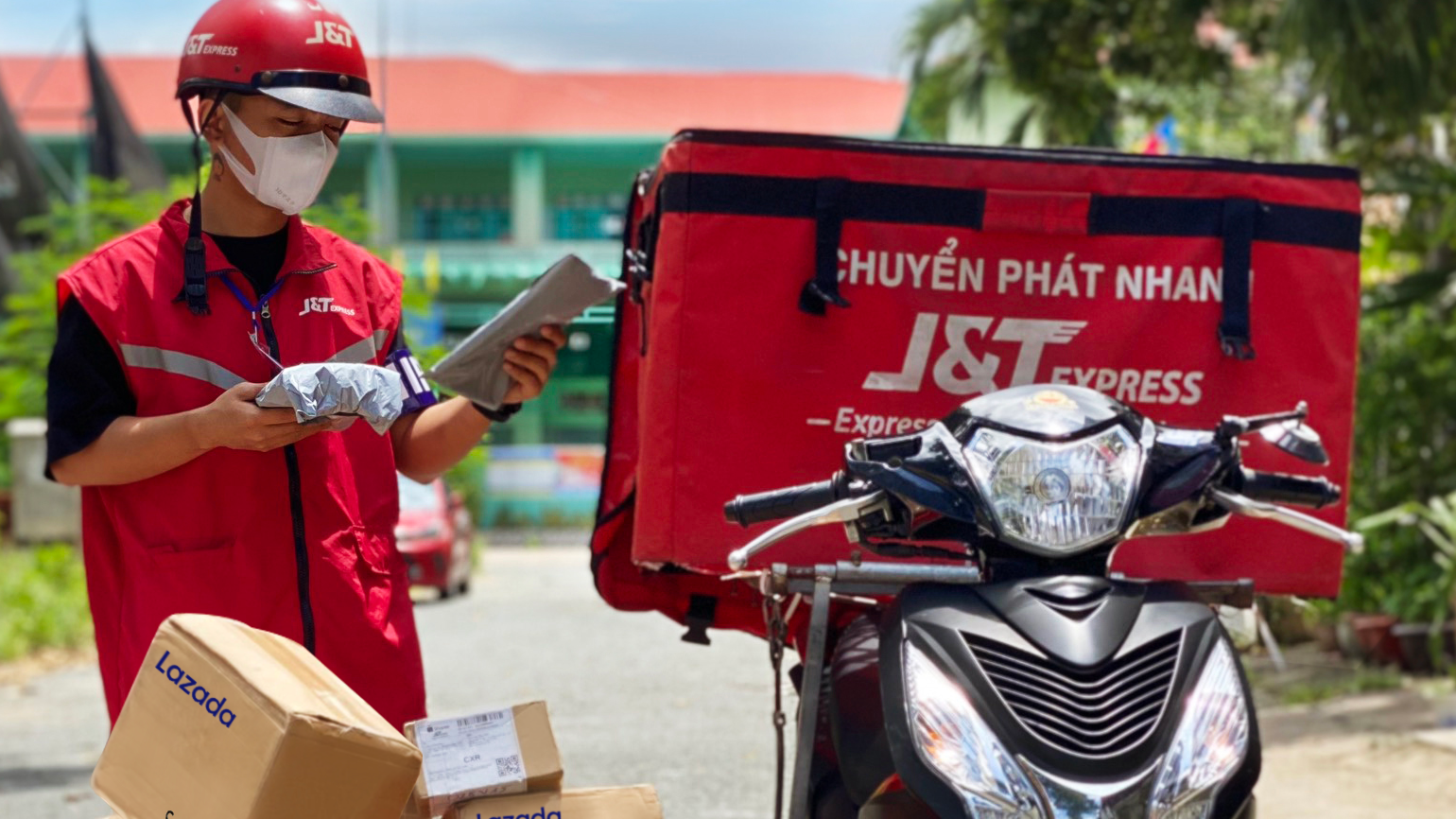 Shipper J&T Express giao nhận hàng hóa mùa sale.