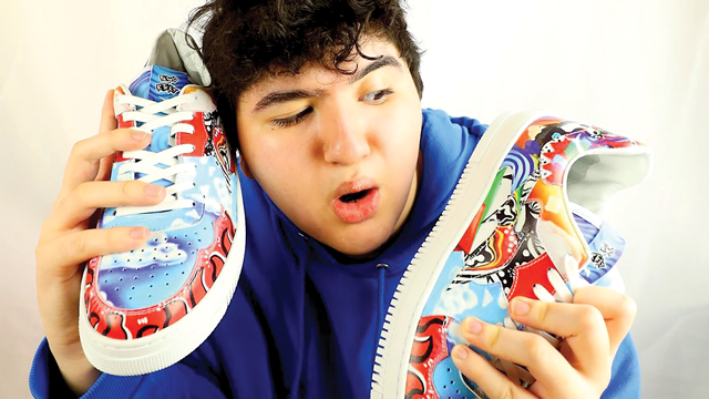 Các đ&ocirc;i giày kỹ thu&acirc;̣t s&ocirc;́ có sức hút kỳ lạ với cả giới m&ocirc;̣ đi&ecirc;̣u thời trang và những người y&ecirc;u c&ocirc;ng ngh&ecirc;̣ blockchain