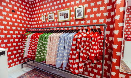 Những bộ phim về Diana làm “hồi sinh” một hãng thời trang