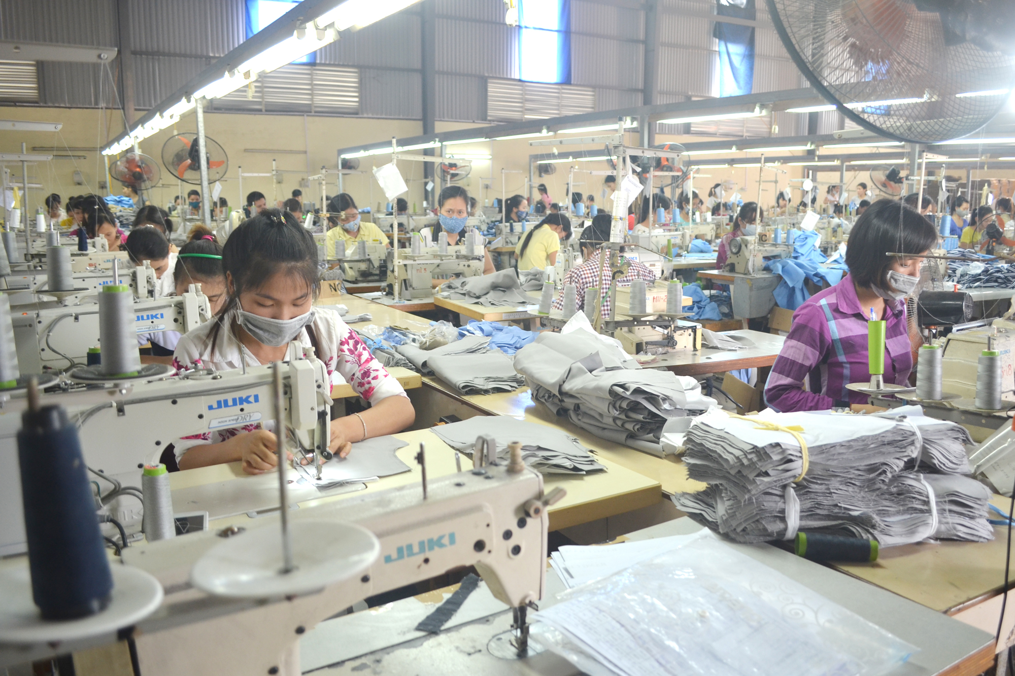 Các công ty đang đưa ra nhiều chế độ phúc lợi, các chính sách tốt hơn để giữ chân lao động cũng như thu hút lao động các tỉnh đến làm việc.