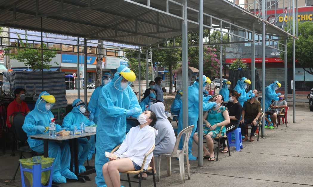 Cùng với nhiều địa phương miền Tây Nam Bộ, TP.Cần Thơ đẩy mạnh việc xét nghiệm SARS-CoV-2 và tiêm vaccine phòng Covid-19 trong cộng đồng.
