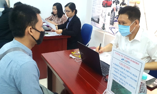 “Chạy đua” tuyển dụng lao động, doanh nghiệp sẵn sàng trả thêm lương