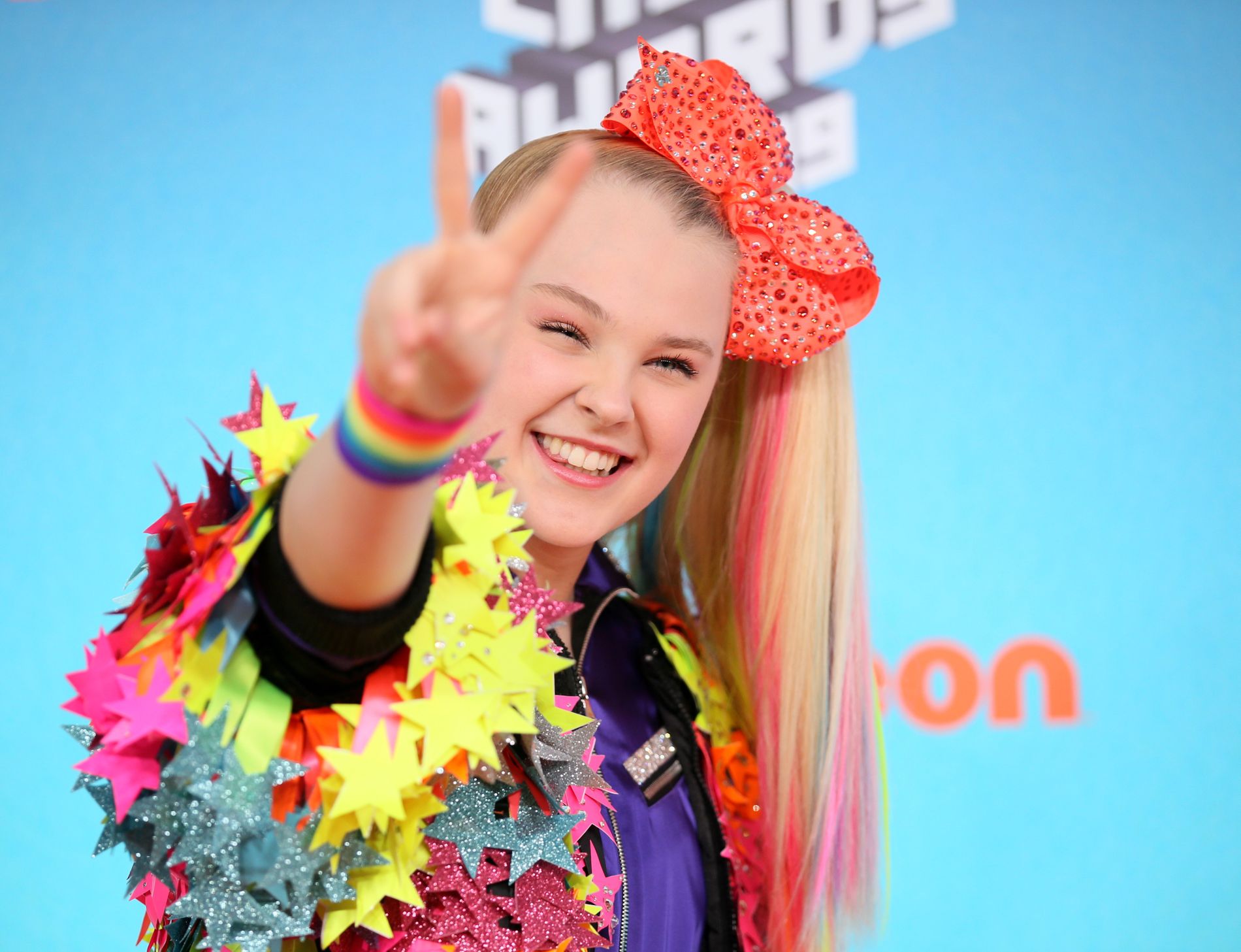 JoJo Siwa là nữ nghệ sĩ kiêm triệu phú hiện đang tham gia Dancing with the Stars mùa thứ 30 ở Mỹ.