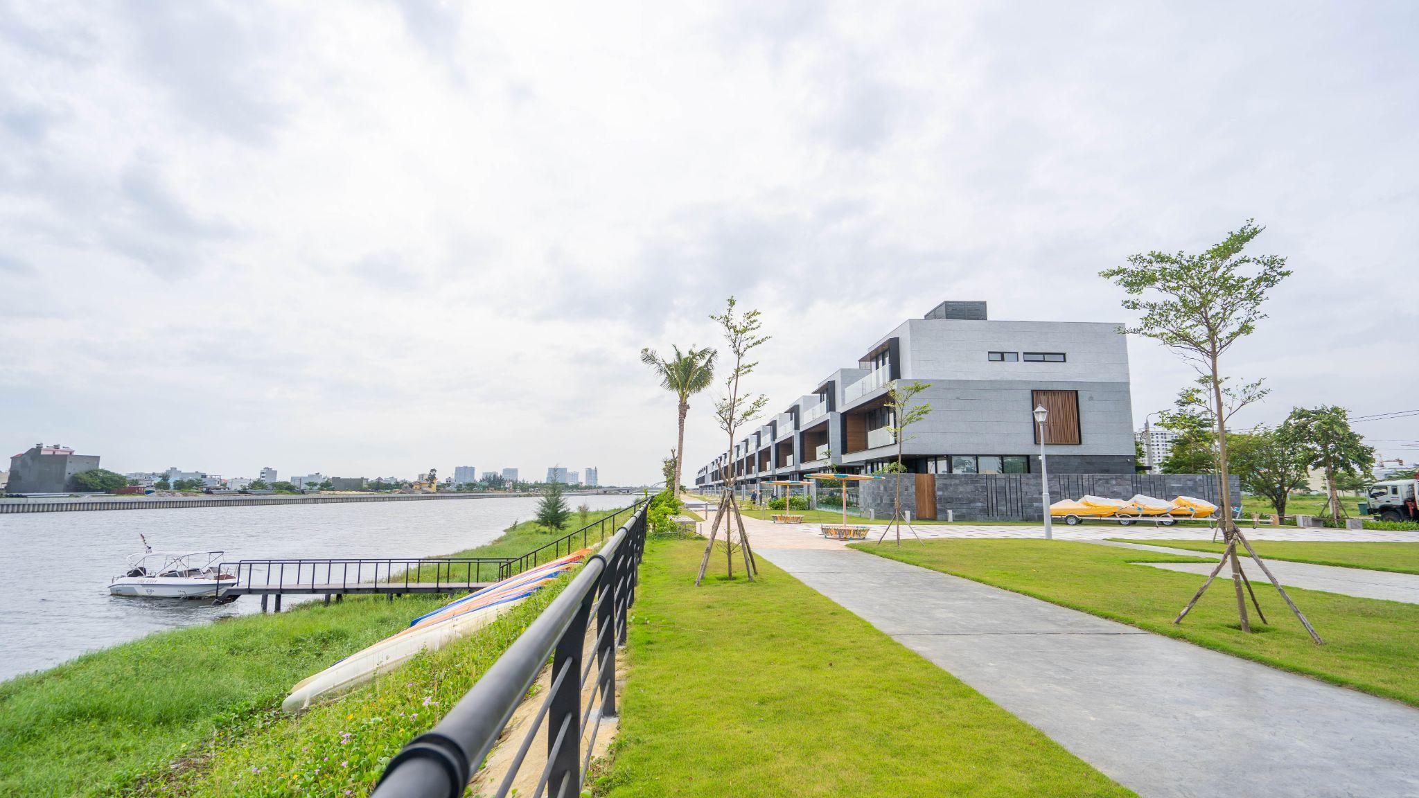 Thời điểm mới ra mắt thị trường, một sản phẩm tại Regal One River chỉ xấp xỉ 700.000 USD (~16 tỷ đồng) đến nay mỗi villa được định giá gần 1,2 triệu USD (~26 tỷ đồng) bàn giao hoàn thiện đầy đủ ngoại thất.