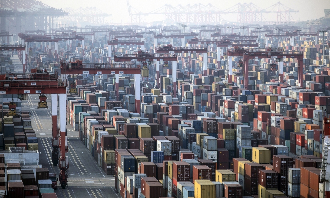 Những container hàng hoá ở một cảng biển của Trung Quốc - Ảnh: Bloomberg.