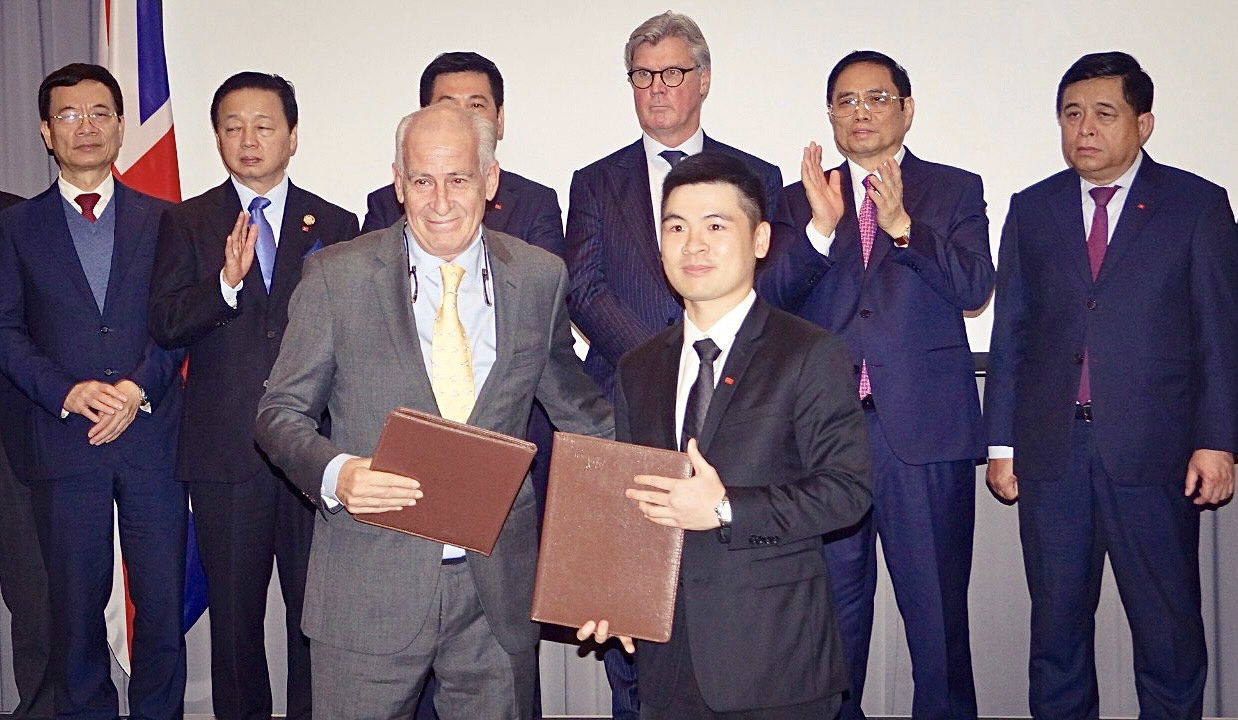 Ông Đỗ Vinh Quang, Thành viên Hội đồng Quản trị Tập đoàn T&T Group và đại diện Formula E Operations (Anh) trao thỏa thuận hợp tác nghiên cứu và khảo sát việc triển khai chương trình đua công thức 1 bằng xe điện.