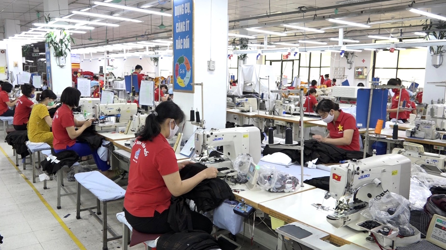 Mặc d&ugrave; nguy&ecirc;n phụ liệu tăng gi&aacute; v&agrave; chậm giao h&agrave;ng, nhưng c&aacute;c doanh nghiệp dệt may chưa thể tăng gi&aacute; th&agrave;nh phẩm trong ngắn hạn.