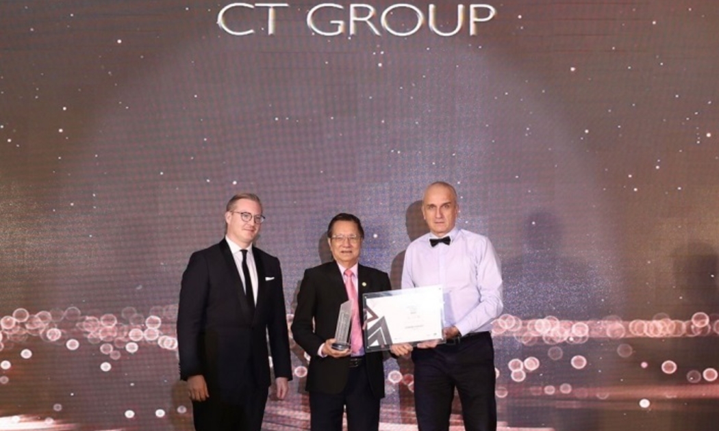 Ông Vũ Hồng Quang (đứng giữa) - Phó Chủ tịch HĐQT CT Group đón nhận giải thưởng “Best Luxury Mixed-Use” dành cho Léman Luxury trong lễ vinh danh của Dot Property Vietnam Awards 2021.