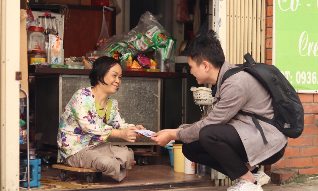 Một người tàn tật được nhận hỗ trợ.