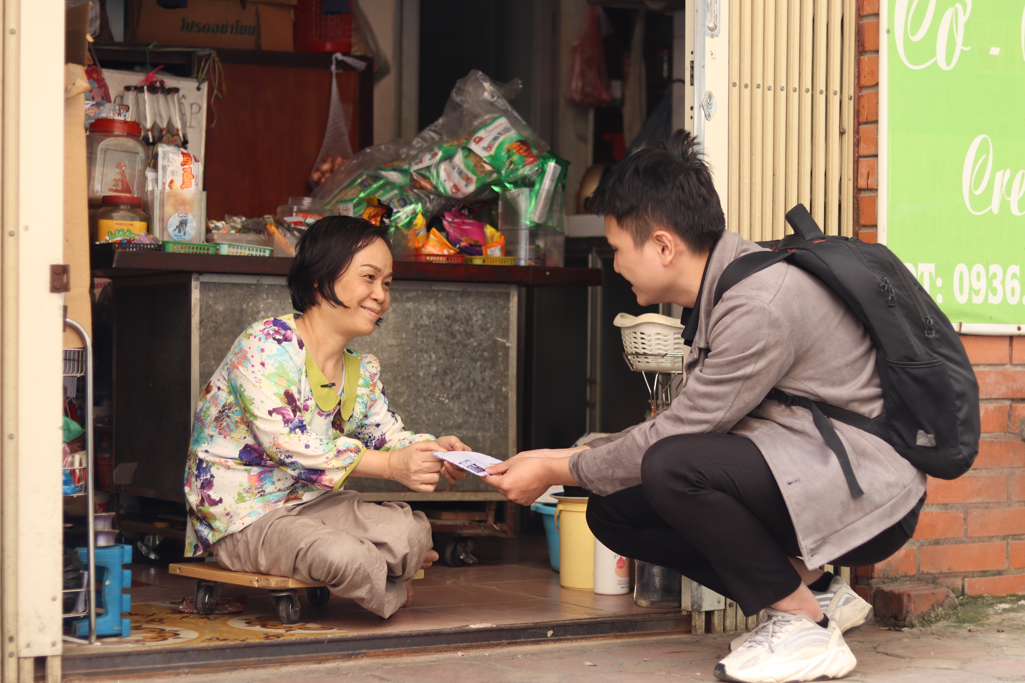 Một người tàn tật được nhận hỗ trợ.