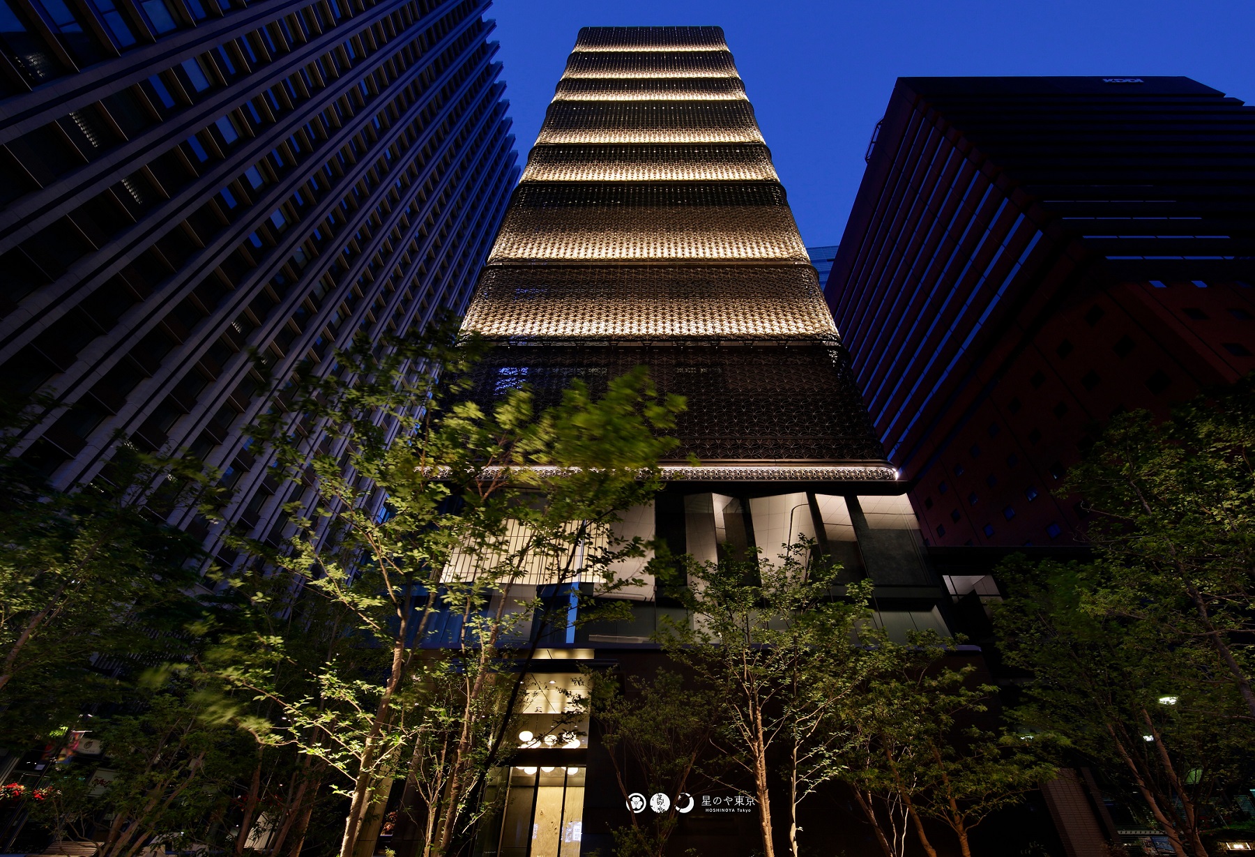 Khách sạn Hoshinoya Tokyo ở Otemachi nhìn từ bên ngoài.