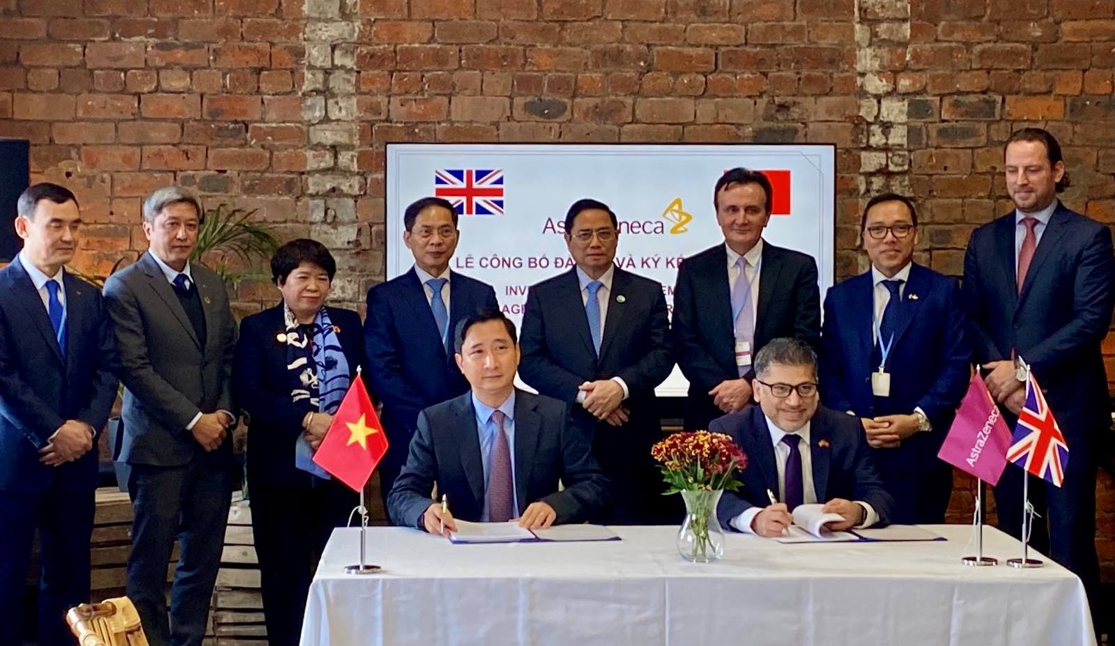 Thủ tướng Phạm Minh Ch&iacute;nh chứng kiến lễ k&yacute; c&aacute;c thỏa thuận hợp t&aacute;c giữa AstraZeneca với c&aacute;c đối t&aacute;c Việt Nam - Ảnh: VGP.