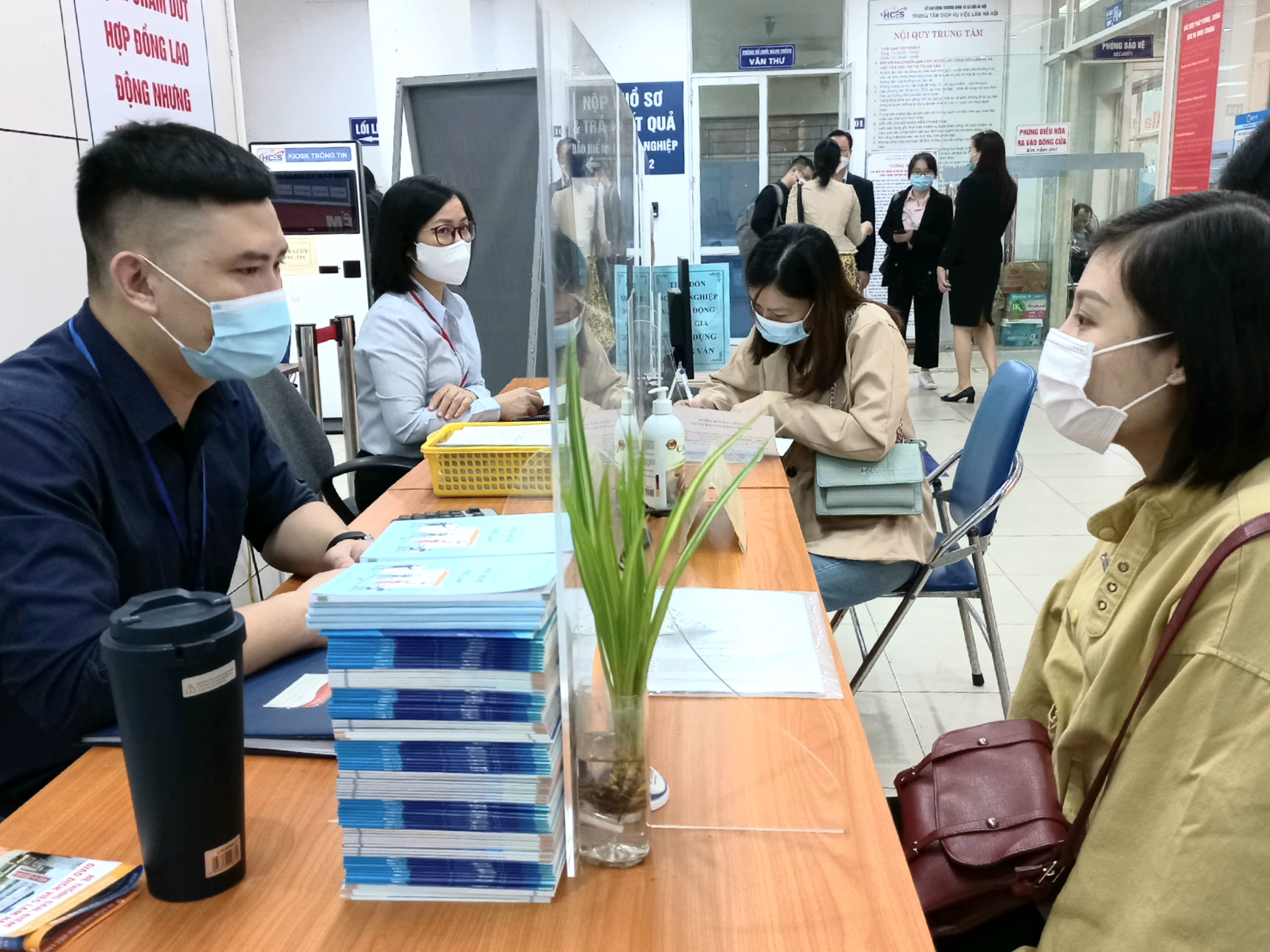 Người lao động được hướng dẫn làm thủ tục hưởng bảo hiểm thất nghiệp. Ảnh - Nhật Dương. 
