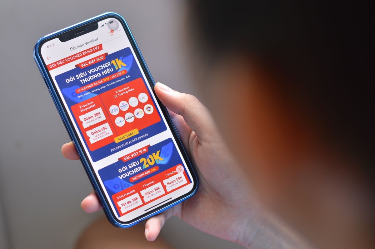 Nổi bật là gói Siêu voucher thương hiệu có giá chỉ 1.000 đồng, giúp người dùng tiết kiệm đến 395.000 đồng khi mua sắm sản phẩm chính hãng từ Shopee Mall trong ngày 10.10, đặc biệt từ các thương hiệu như Bluestone, Durex, La Roche Posay, L'Oreal CPD & PPD, Maybelline, Colosmulti, Yody.