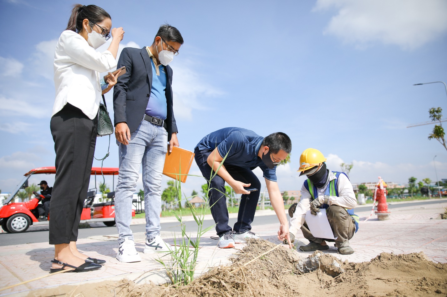Anh Cường (thứ 2 từ bên phải sang) đang nhận bàn giao dự án tại sự kiện “Công bố phân khu đẹp nhất The Sol City”.