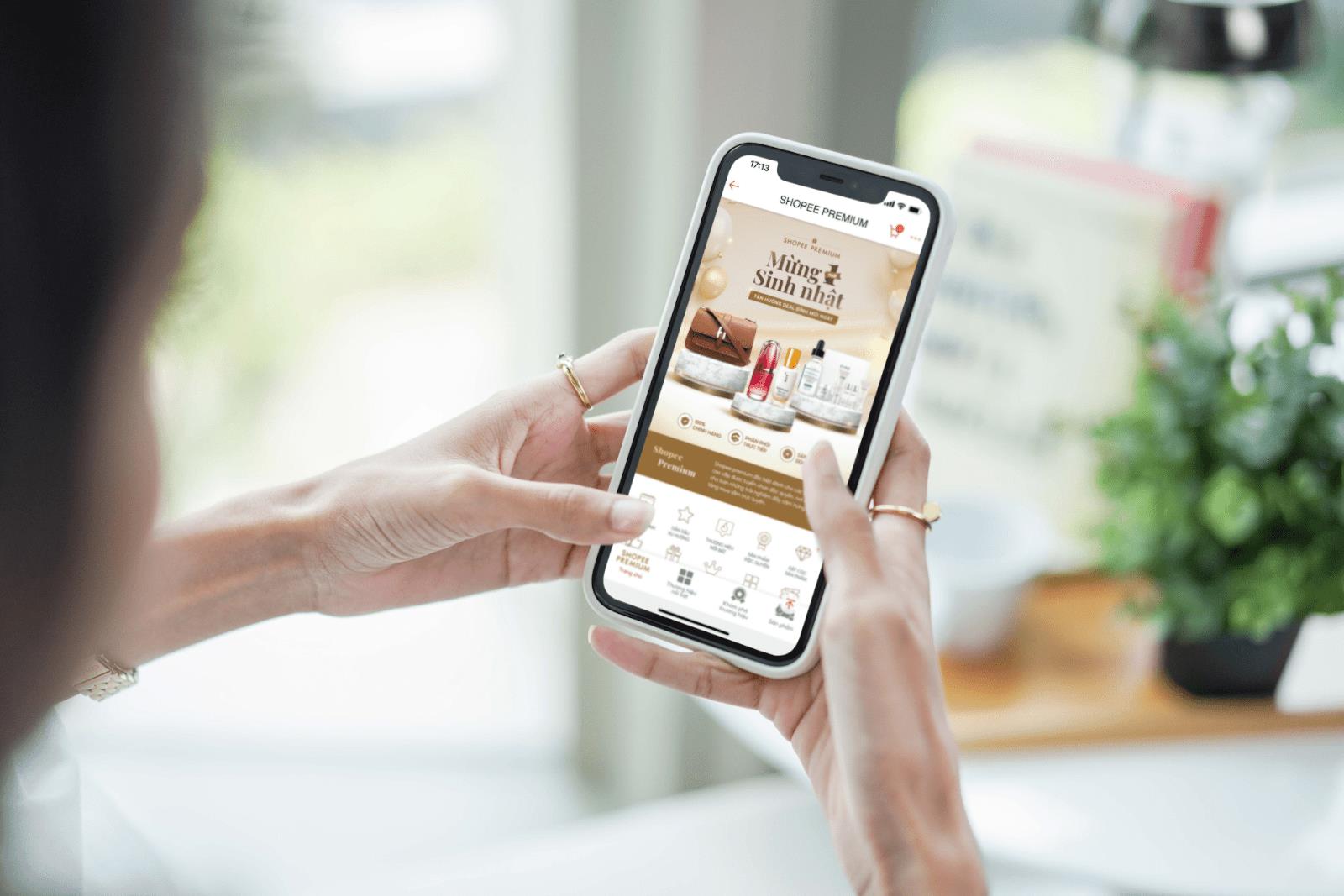 Shopee Premium còn đem đến Hộp quà Thương hiệu bao gồm các sản phẩm được tuyển chọn đặc biệt từ nhiều thương hiệu cao cấp như OHUI, SUM:, SkinCeuticials, Shiseido với mức giá hấp dẫn.