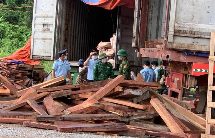 Kiểm đếm hàng hóa trong các container vi phạm.