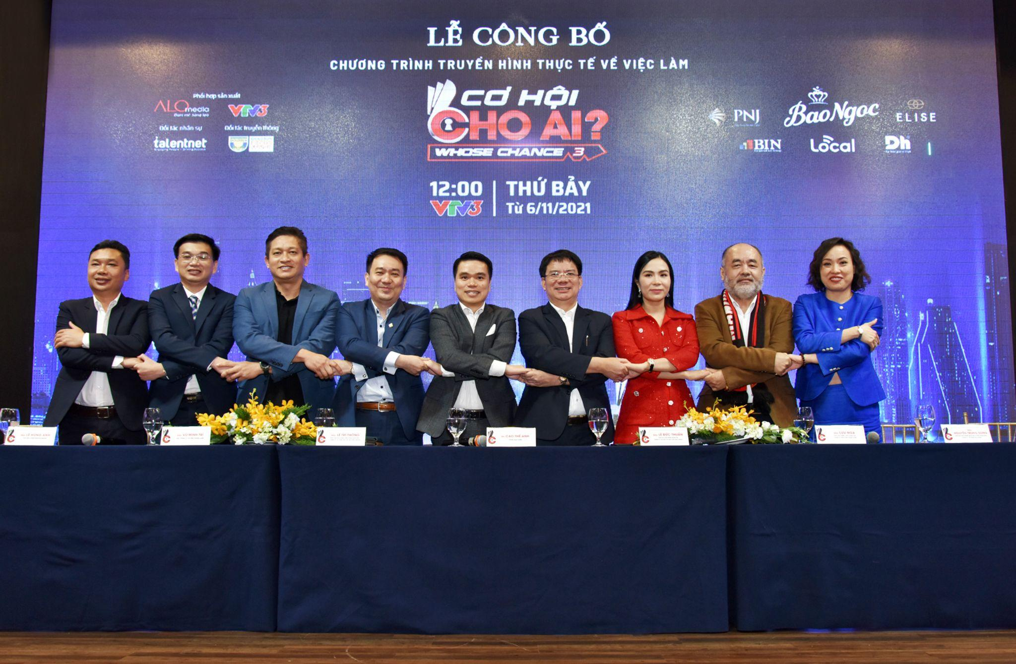 CEO L&ecirc; H&ugrave;ng Anh (thứ 2 từ tr&aacute;i sang) c&ugrave;ng Ban gi&aacute;m khảo Cơ hội cho ai? m&ugrave;a 3-2021.