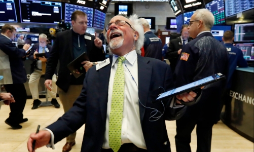 Chứng khoán Mỹ lập kỷ lục mới dù Fed bắt đầu thắt chặt, giá dầu giảm mạnh