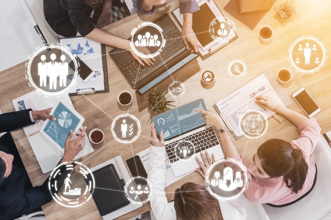 B&ecirc;n cạnh hệ thống c&ocirc;ng nghệ, đội ngũ nh&acirc;n sự cũng l&agrave; một trong 3 yếu tố quan trọng gi&uacute;p doanh nghiệp hiện thực ho&aacute; qu&aacute; tr&igrave;nh chuyển đổi số.