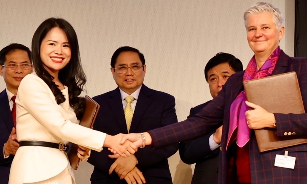 Bà Nguyễn Thị Thanh Bình, Phó Tổng giám đốc Tập đoàn T&T Group và đại diện Tập đoàn Total Eren (Cộng hòa Pháp) trao biên bản ghi nhớ hợp tác trong lĩnh vực năng lượng tái tạo.
