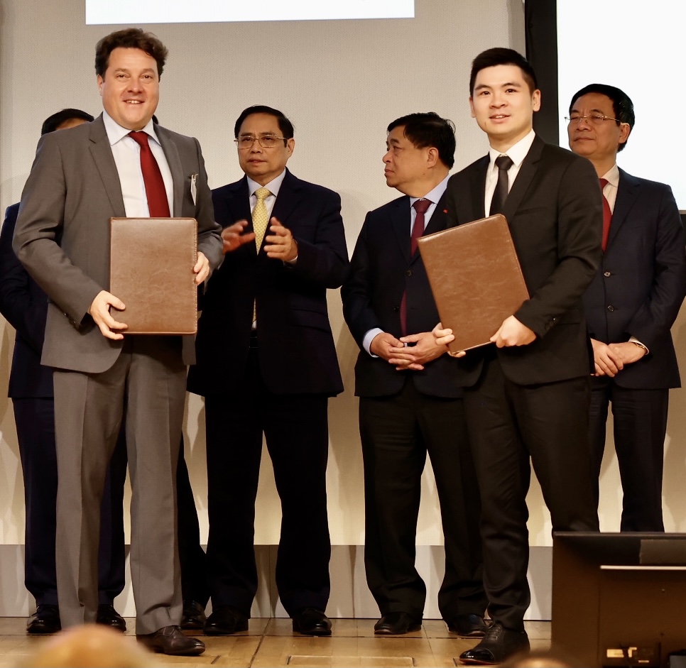 &Ocirc;ng Đỗ Vinh Quang, Th&agrave;nh vi&ecirc;n Hội đồng quản trị Tập đo&agrave;n T&T Group v&agrave; đại diện Học viện Normandie (Cộng h&ograve;a Ph&aacute;p) trao bi&ecirc;n bản ghi nhớ hợp t&aacute;c tư vấn x&acirc;y dựng c&aacute;c m&ocirc; h&igrave;nh gi&aacute;o dục quốc tế chất lượng cao.