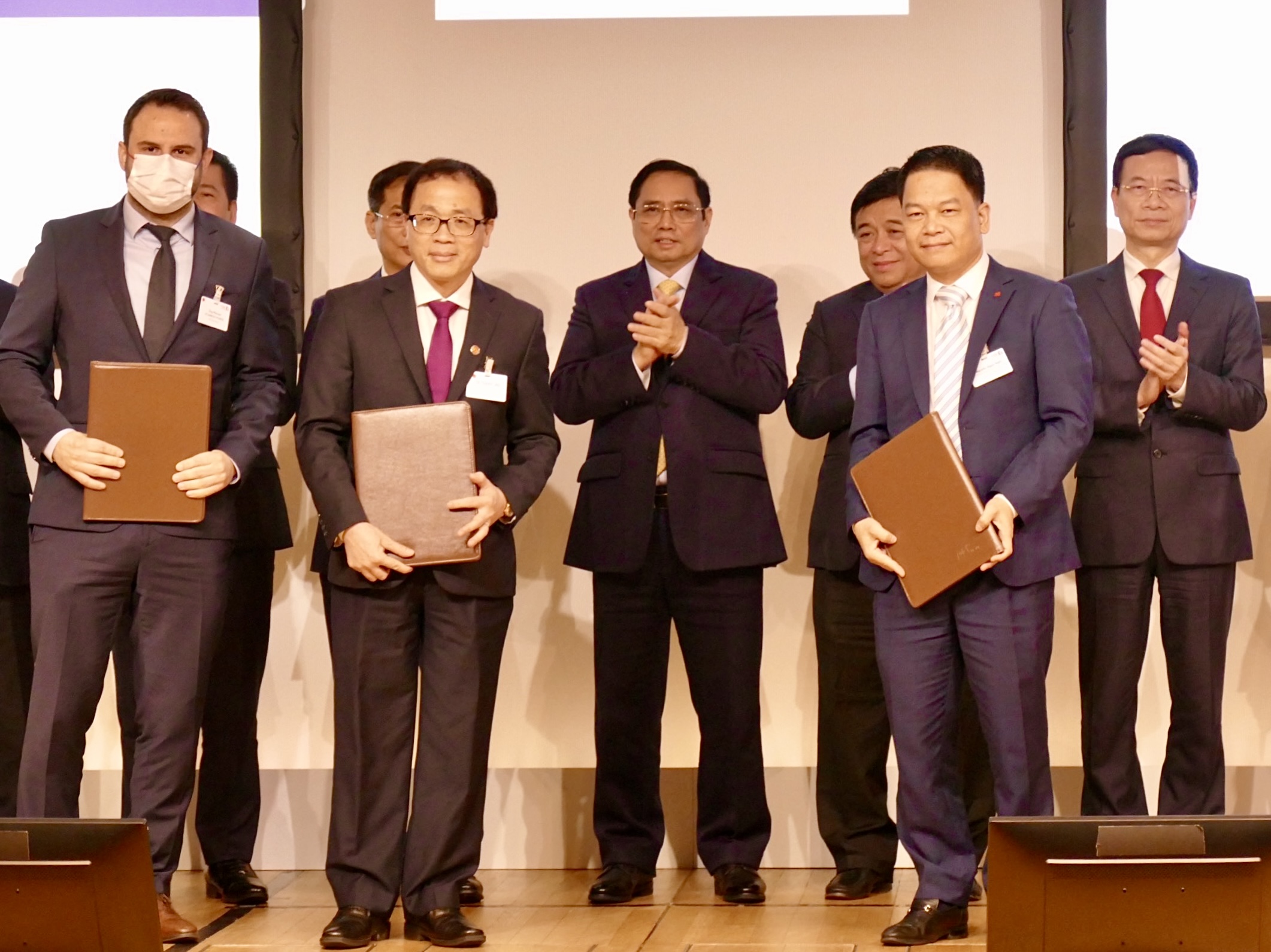 Ông Nguyễn Ngọc Nghị, Thành viên Hội đồng quản trị T&T Pharma và đại diện Tập đoàn NG Biotech (Cộng hòa Pháp) và đại diện Đại học Y Hà Nội trao biên bản ghi nhớ hợp tác nghiên cứu phát triển và chuyển giao công nghệ sản xuất 175 loại test nhanh cho Việt Nam.