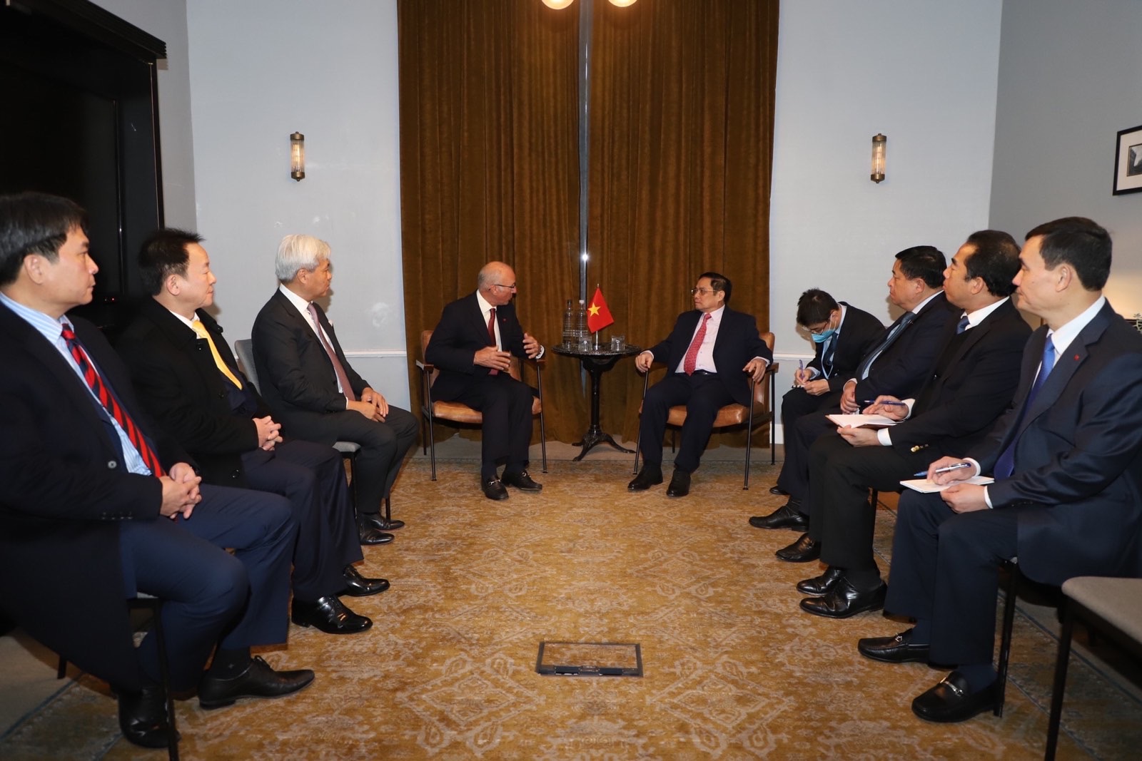 Thủ tướng k&ecirc;u gọi VinaCapital đầu tư v&agrave;o thị trường chứng kho&aacute;n, c&aacute;c trung t&acirc;m t&agrave;i ch&iacute;nh, lĩnh vực hạ tầng chiến lược của Việt Nam như giao th&ocirc;ng, chuyển đổi số, chống biến đổi kh&iacute; hậu, kinh tế xanh, kinh tế tuần ho&agrave;n... Ảnh: TTXVN.